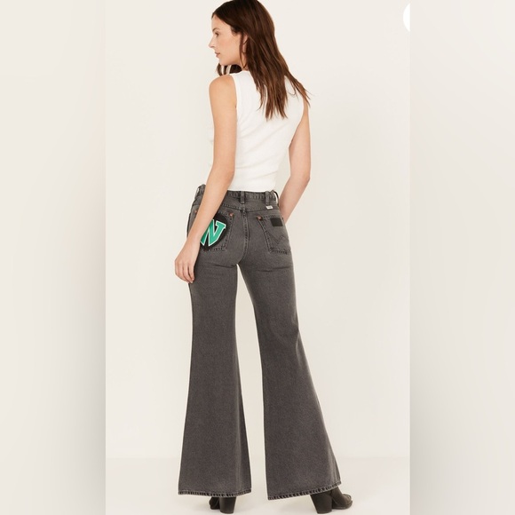 WRANGLER Women's Heart Patch Wanderer Flare Jeans NWT FESTIVAL ANTHRO COWGIRL 26 - Picture 1 of 12